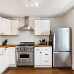 Stylish & Spacious 3Br In Downtown Toronto