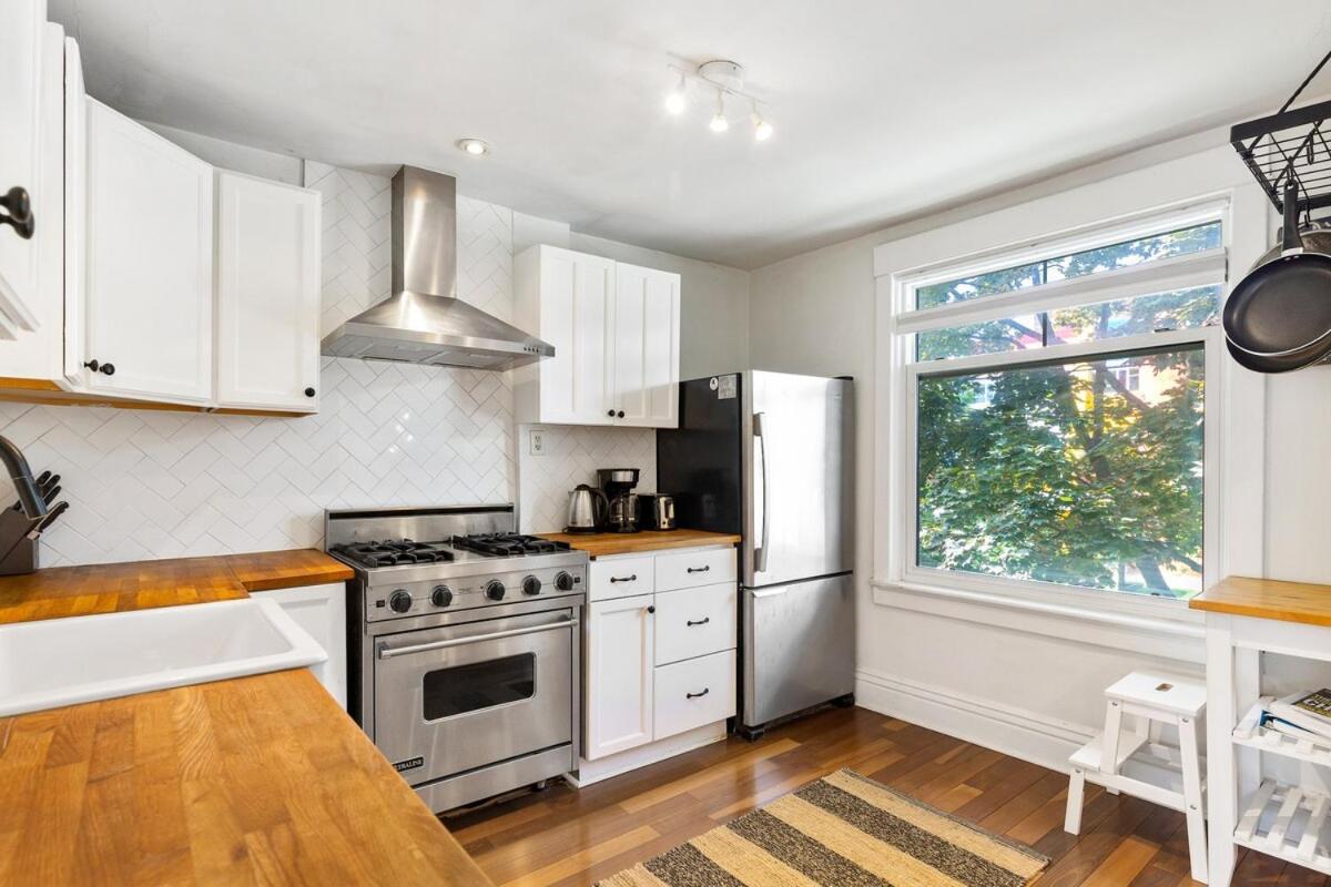 Stylish & Spacious 3br In Downtown * Toronto