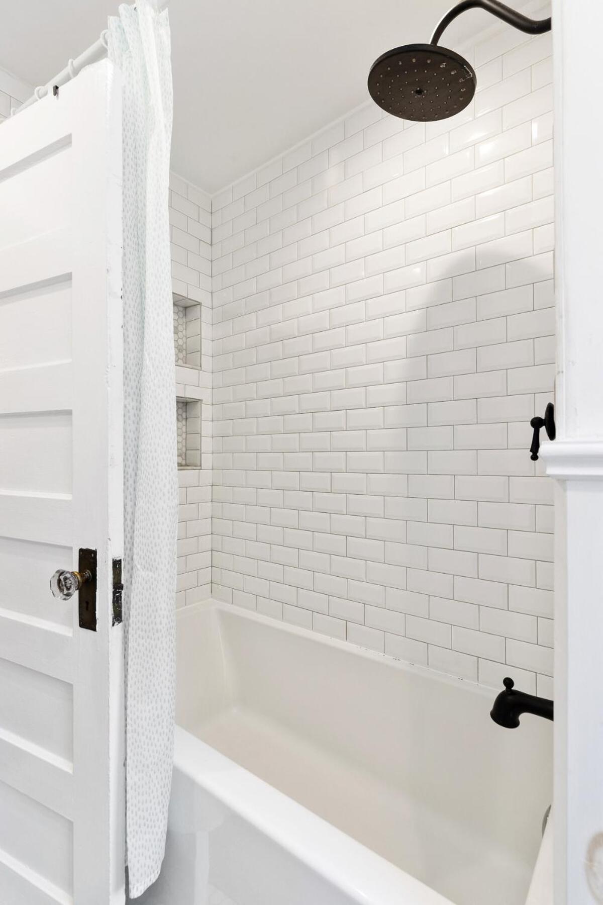 Stylish & Spacious 3br In Downtown *